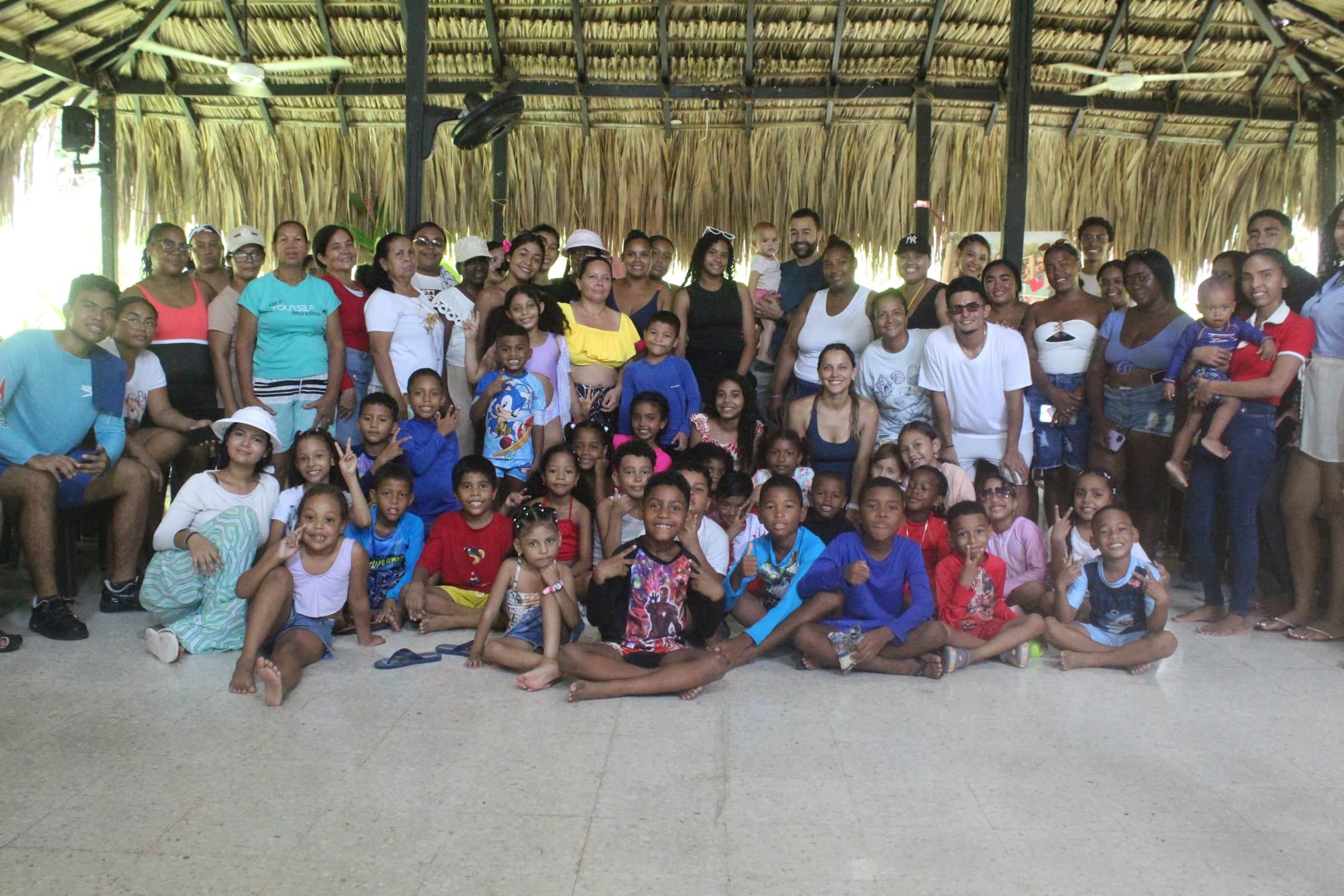 The Duque family with Una Luz children, families, teachers, cooks, caretakers, and volunteers in Cartagena