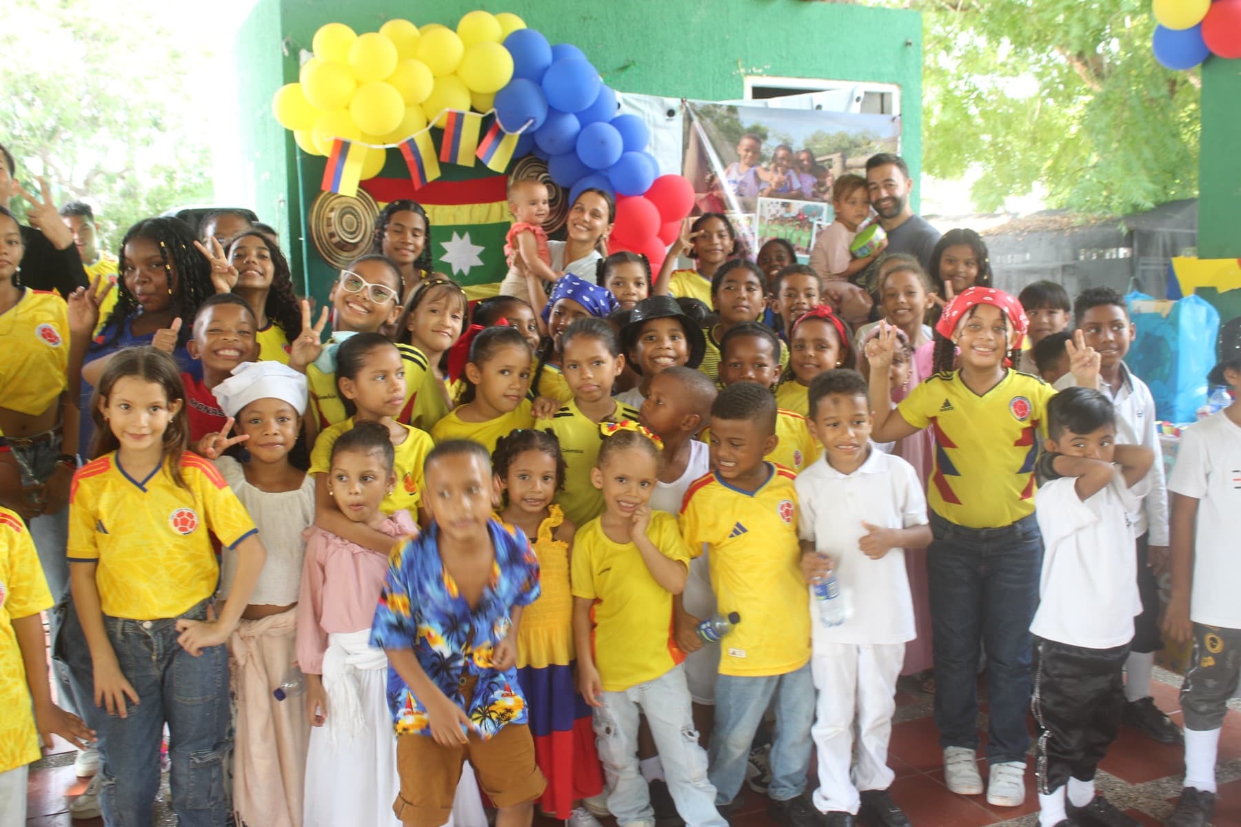 The children of Una Luz with families and supporters in Cartagena